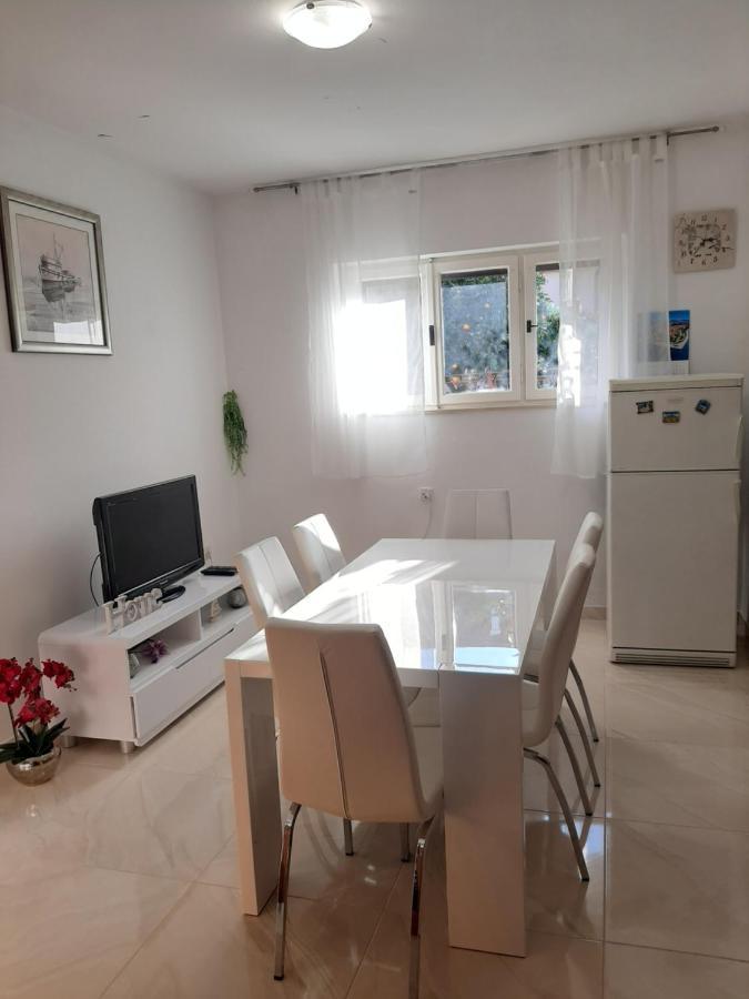 Giovanna - Spacious Lovely Apartment Supetar Exterior photo